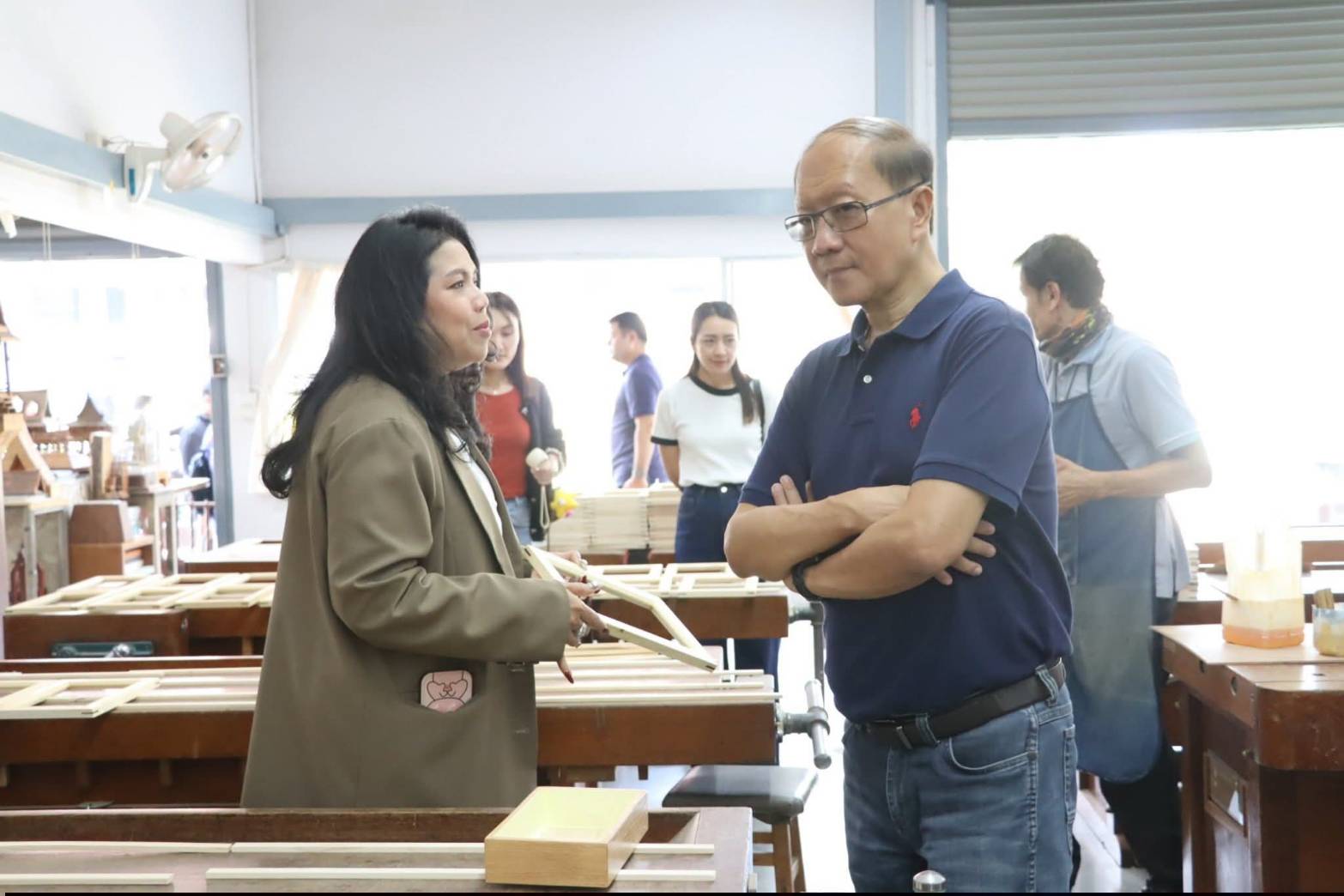 title - ผอ.ศพส. ให้การต้อนรับ คณะนักศึกษาโครงการรัฐประศาสนศาสตรมหาบัณฑิต รุ่นที่ 18 มหาวิทยาลัยรามคำแหง เข้าเยี่ยมชมแผนกฝึกอบรมทั้ง 12 แผนก และพื้นที่ภายในศูนย์ส่งเสริมและพัฒนาอาชีพเสริมนอกภาคการเกษตร